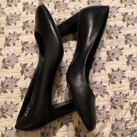 LAUREN RALPH LAUREN Black Leather heels with GOLD LOGO “RLL” Very well kept 9.5 - Picture 10 of 11